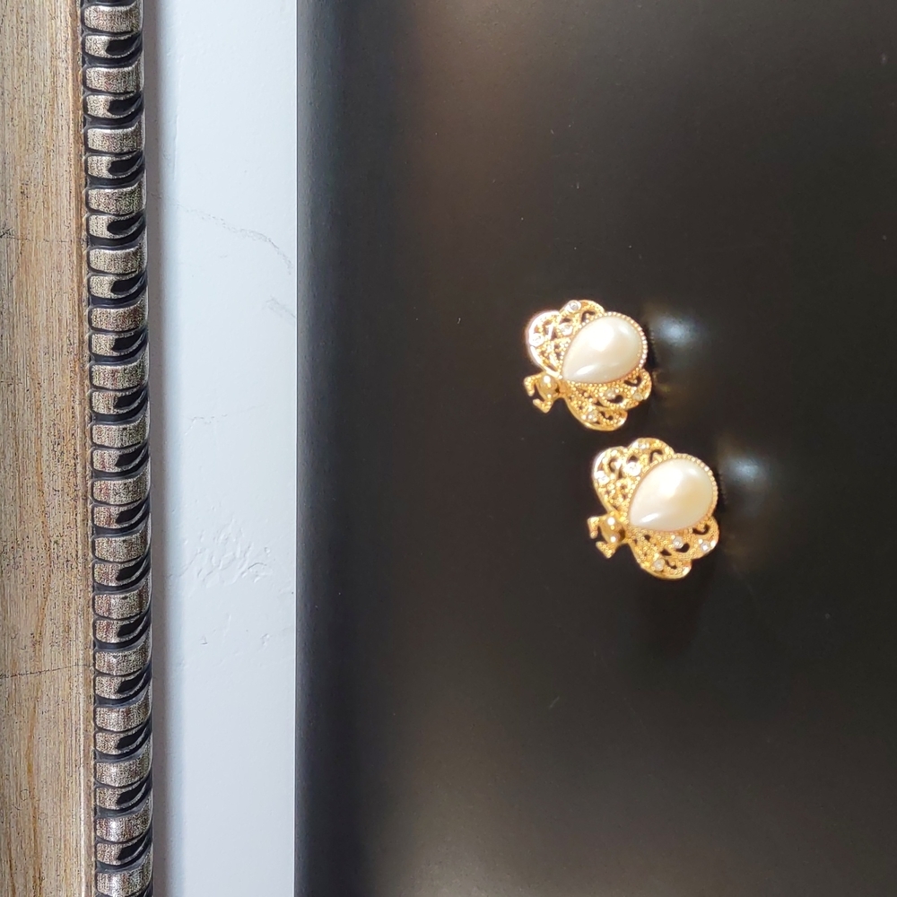 Vintage Goldtone Bee Clip-on Earrings